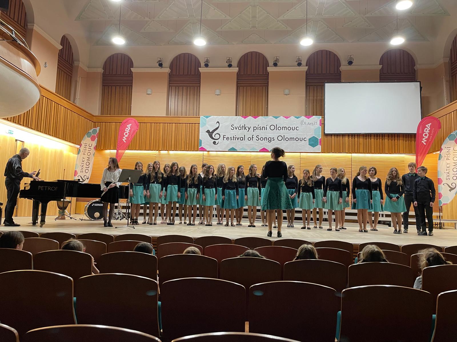 Svátky písní Olomouc: mezinárodní prestižní přehlídka pěveckých sborů; PS Naladěno se sbormistryní L. Novákovou a klavírním doprovodem P. Malínka – stříbrné pásmo